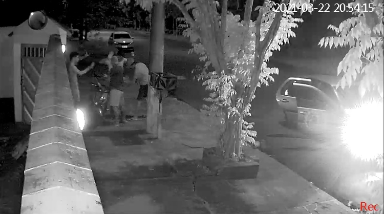 Cliente e entregador são assaltados por dupla armada - Foto: Reprodução