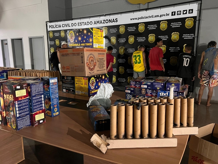 Suspeitos e materiais apreendidos - Foto: Divulgação 