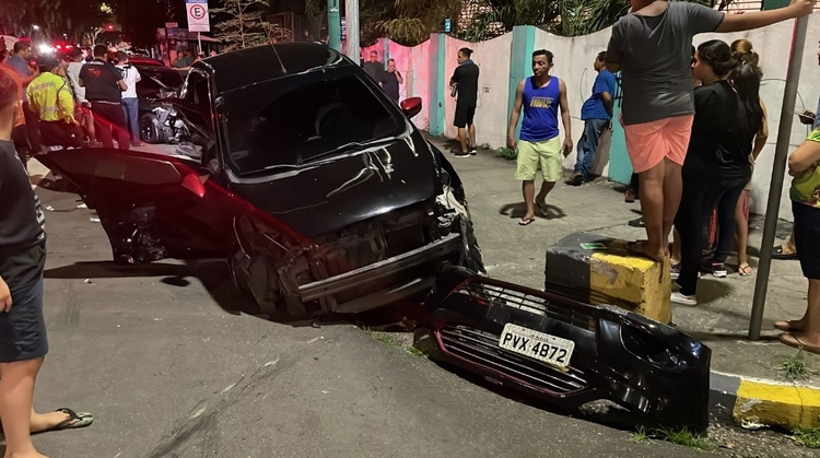 Carro em que as vítimas estavam foi parar em cima do dente de dragão - Foto: Divulgação 