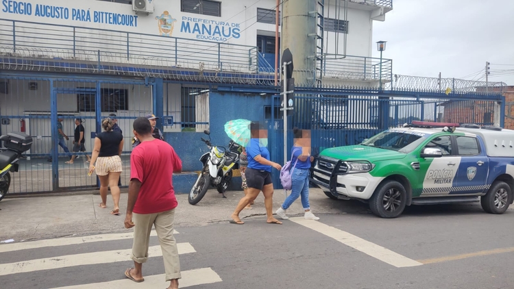 Pais foram buscar os filhos após a notícia - Foto: Divulgação