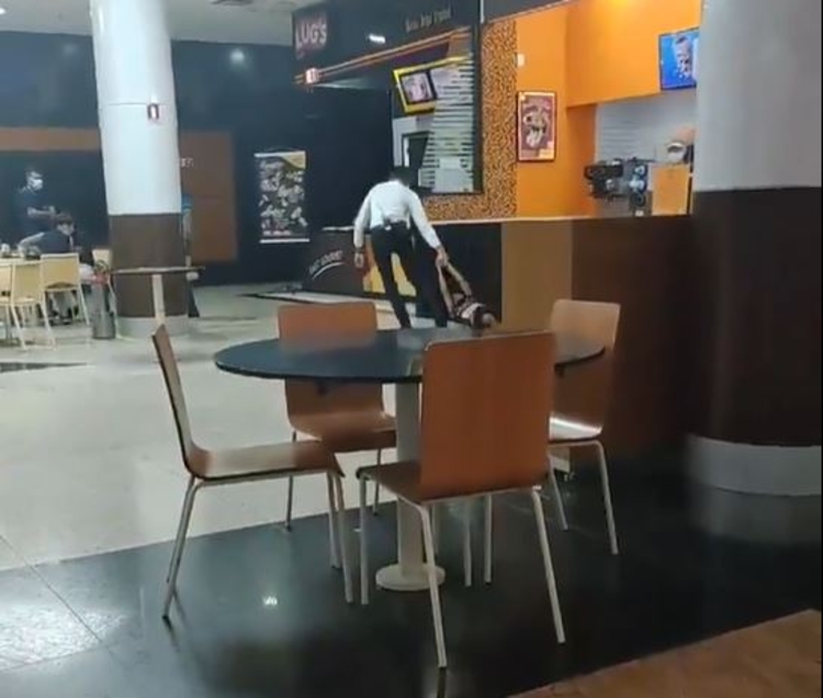 Cena revoltou clientes - Foto: Divulgação 