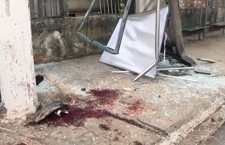 Vítima foi imprensada contra o poste - Foto: Divulgação