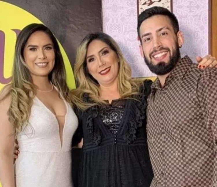 Djidja ao lado da mãe e do irmão Cleusimar e Ademar Cardoso / Foto: Divulgação