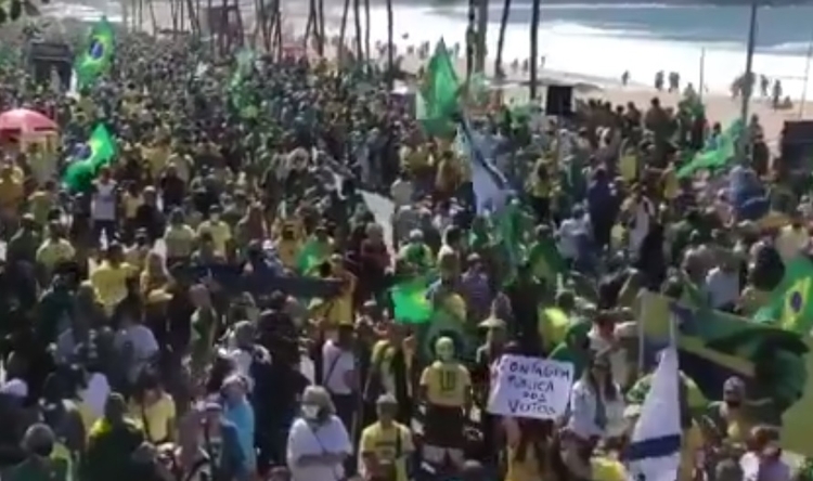 Apoiadores de Bolsonaro em Copacabana - Imagem: Reprodução/Twitter