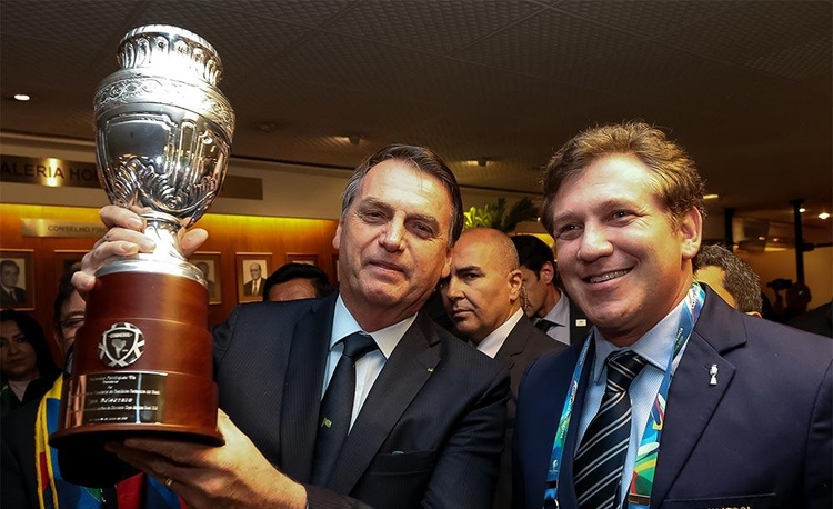 Bolsonaro segura taça da Copa América - Foto: Marcos Corrêa/PR