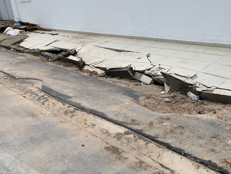 Calçadas de casas ficaram totalmente destruídas após obras da Águas de Manaus no Japiim. Foto: Caio Guarlotte/ Portal do Holanda