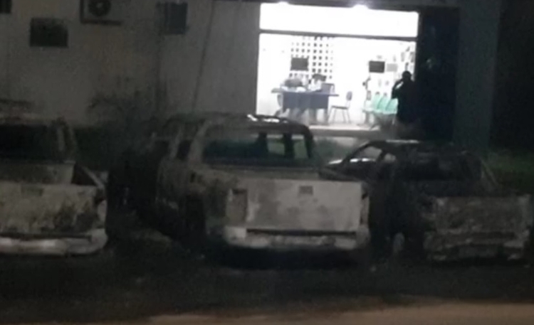 Veículos foram incendiados em Caapiranga - Imagem: Reprodução