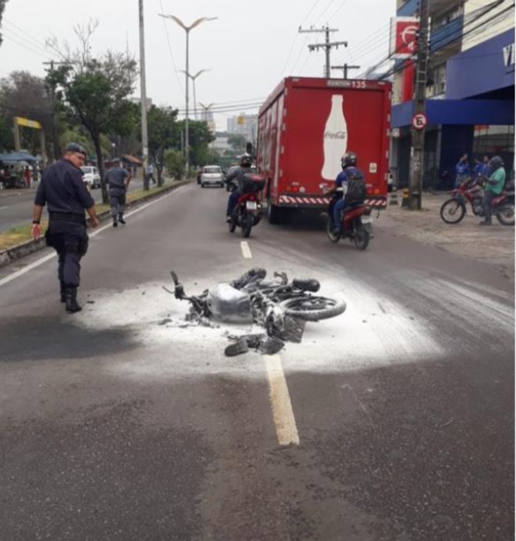 Moto explodiu e foi consumida pelo fogo - Foto: Divulgação IMMU