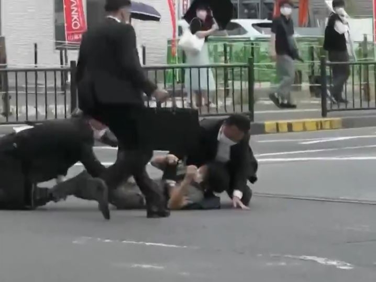 Atirador foi contido - Foto: Reprodução NHK