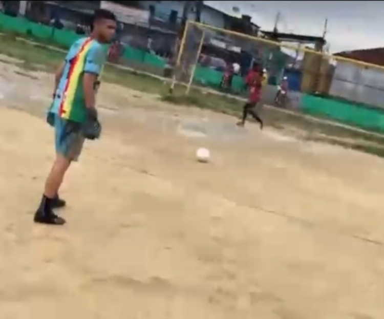 Em Manaus, homem é morto a tiros em campo de futebol; vídeos registram mais  de 30 disparos