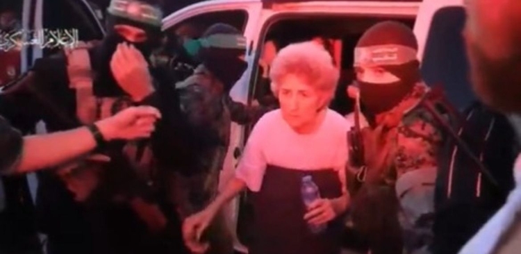 Adina Moshe, 72, foi libertada na sexta-feira após primeiro acordo no conflito / Foto Reprodução/Twitter