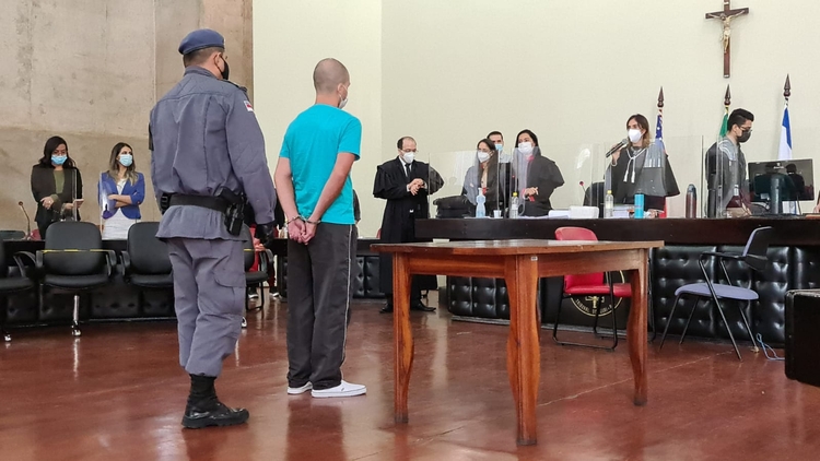 Rafael Fernandez recebendo a sentença - Fotos: Carlos Souza e Paulo André Nunes / TJAM