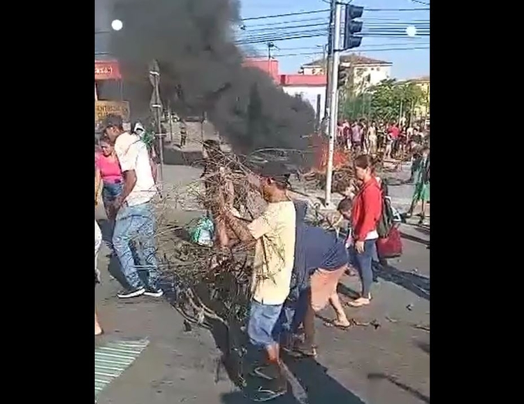 Mulheres e homens estavam revoltados - Foto: Reprodução/Facebook