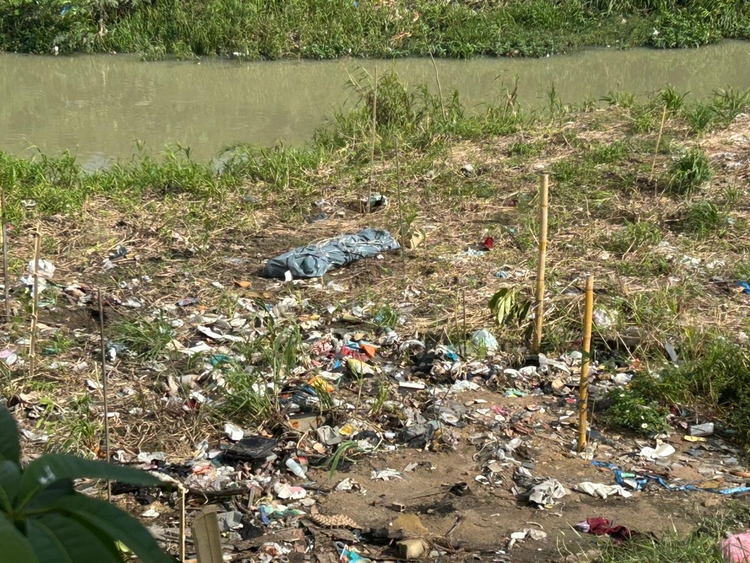 Corpo estava às margens do igarapé - Foto: Jander Robson/Portal do Holanda