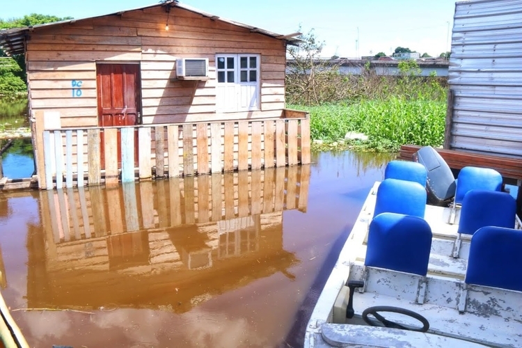 Casas são afetadas pela cheia do Rio Negro em Manaus. Foto: Jander Robson Portal do Holanda