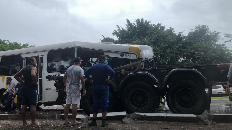 Acidente grave entre ônibus e carreta - Foto: Reprodução