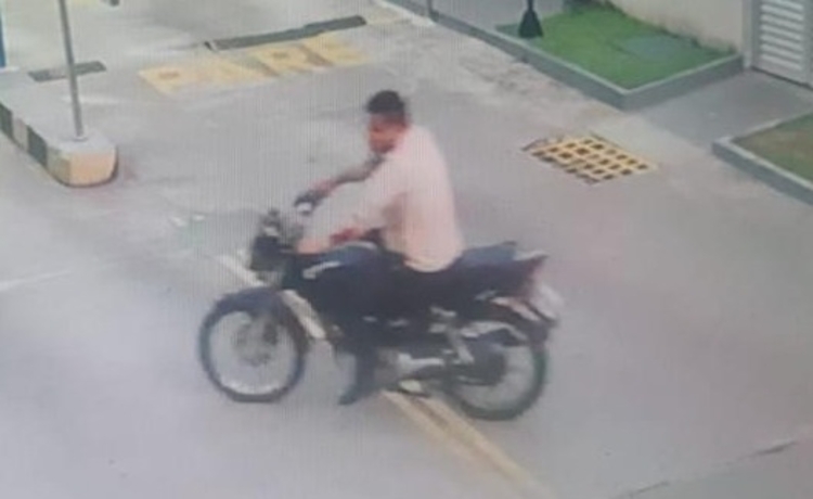 Suspeito aparece com mancha de sangue na blusa  / Foto: Reprodução / Câmeras de segurança