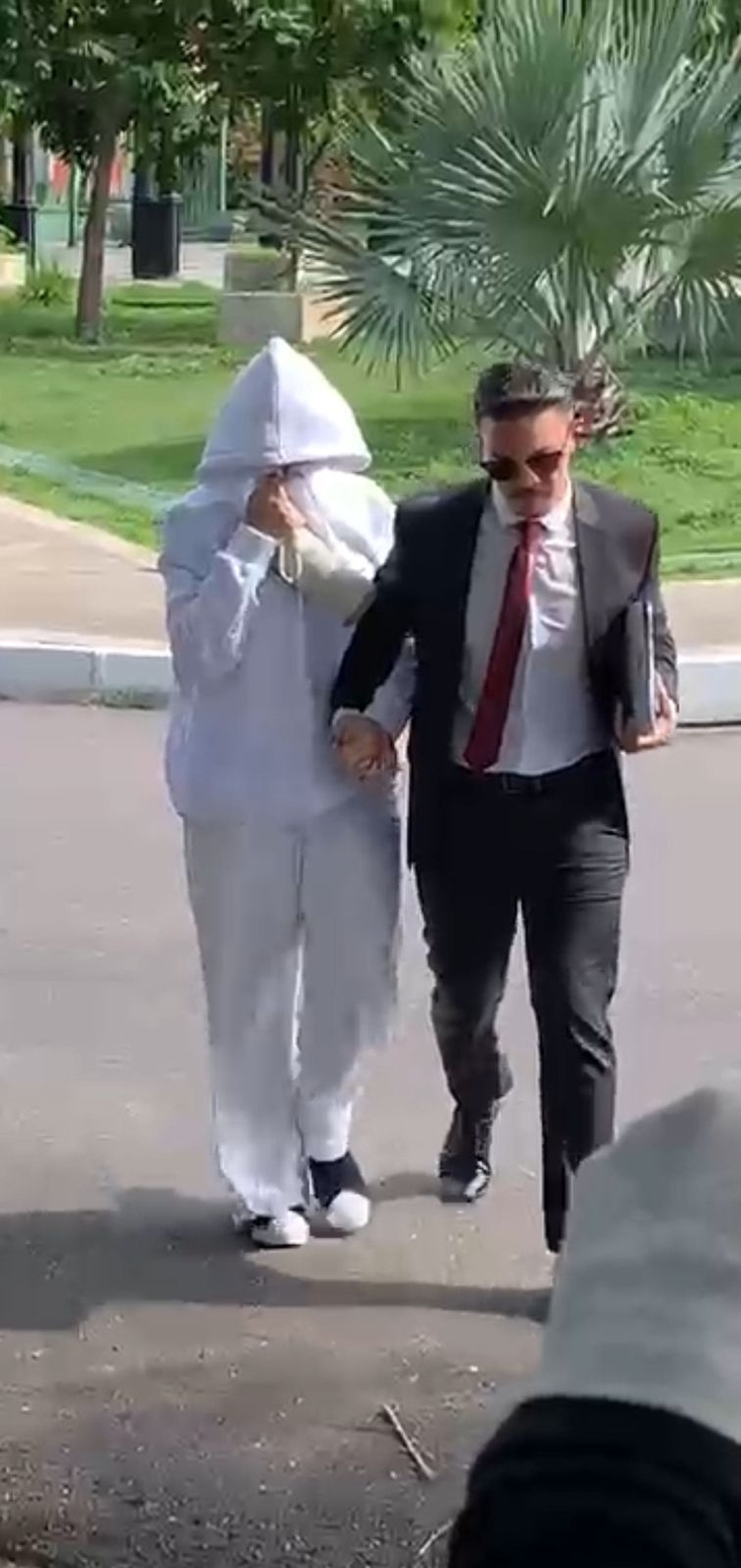 Médica ao chegar na delegacia para prestar depoimento - Foto: Neto Silva / Portal do Holanda