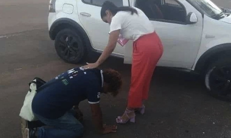 Sandra com o morador de rua momentos antes do caso que repercutiu em todo o país. Foto: Reprodução