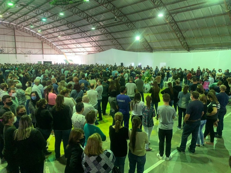 Centenas de pessoas se reuniram para prestar solidariedade aos familiares das vítimas do ataque Foto: Reprodução/ NSC TV