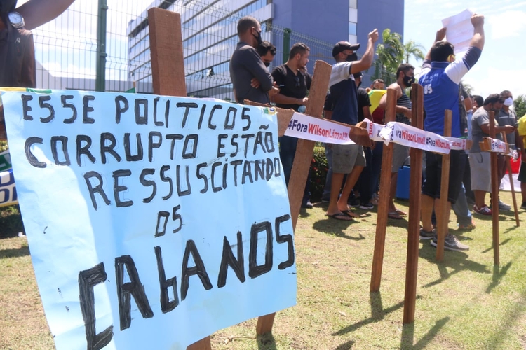 Manifestante na frente da ALEAM - Foto: Jander Robson/Portal do Holanda