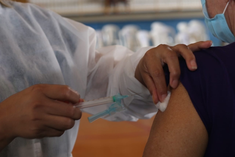 Vacina da 1° dose foi uma e da 2° foi outra - Foto: Jander Robsom/Portal do Holanda