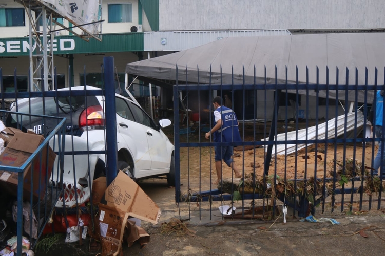 Veículo foi levado pela enxurrada e parou ao bater em gradil do Pitrig. Foto: Jander Robson