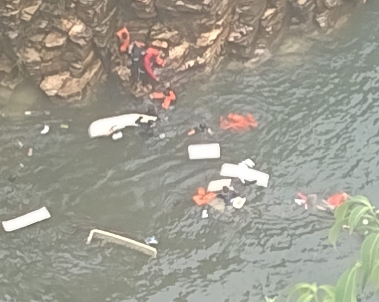 Imagem mostra destroços após lanchas serem atingidas por rocha gigante/ Foto: Divulgação/ Corpo de Bombeiros