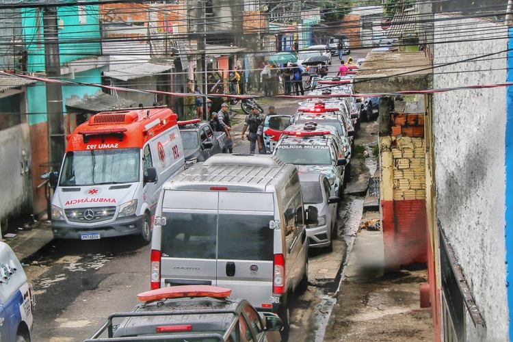 Novos policiais chegam para tentar negociar - Foto: Jander Robson/Portal do Holanda