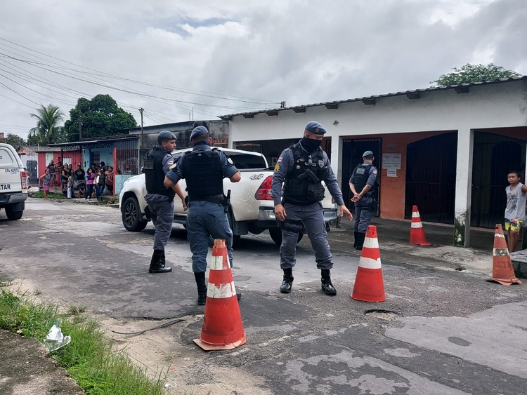 Corpo foi achado no banco de trás do carro da vítima - Foto: Jander Robson / Portal do Holanda