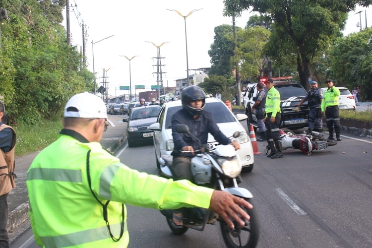 Vítima está debaixo do veículo - Foto: Jander Robson / Portal do Holanda