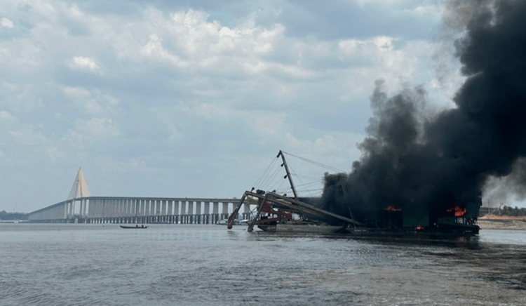 Fiscalização da PF destruiu balsas do garimpo ilegal em Manaus Foto: Divulgação