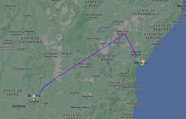 Site especializado mostra mudança brusca no trajeto do voo da Latam — Foto: Reprodução