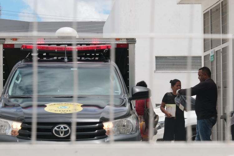 Família acompanha saída do corpo do bebê - Foto: Jander Robson/Portal do Holanda