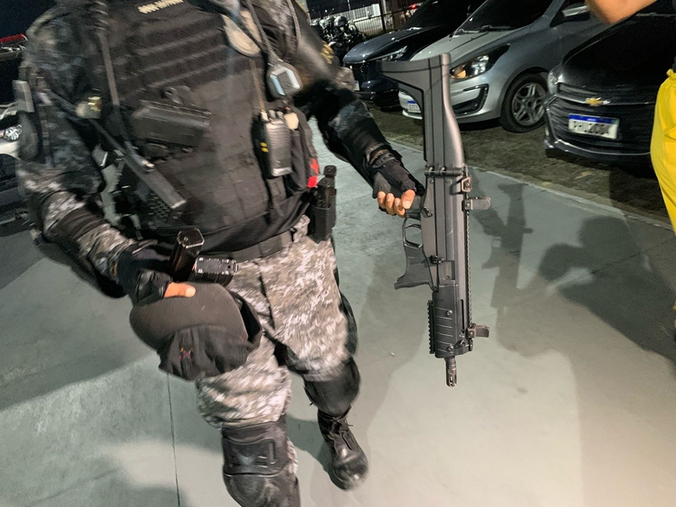 Submetralhadora apreendida / Foto: Caio Guarlotte/ Portal do Holanda