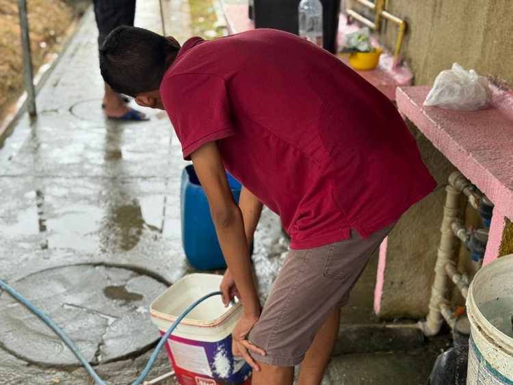 População tem que carregar baldes na chuva - Foto: Neto Silva/Portal do Holanda