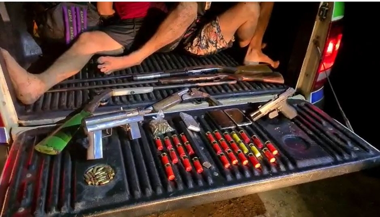 Pistolas e submetralhadora estavam entre as armas - Foto: Divulgação 