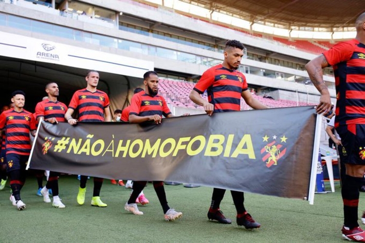 Time exibiu a faixa #NãoÀHomofobia - Foto: Anderson Stevens/Sport Recife