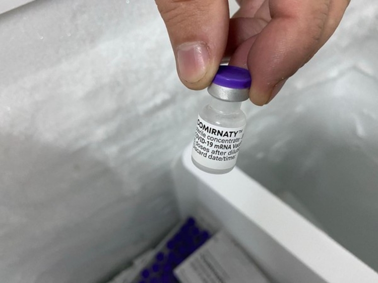 Agente de saúde segura frasco com imunizante. Foto: Divulgação/ Secom