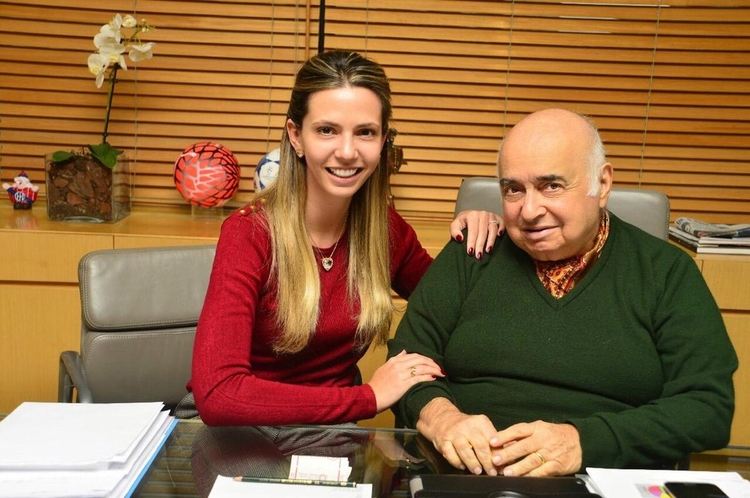 Juan Figer ao lado da neta, Stephanie, em foto de 2019/Foto: Reprodução G1/ Acervo pessoal