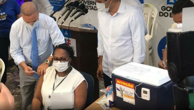 Enfermeira foi a primeira pessoa vacinada na Bahia — Foto: Itana Alencar/G1 Bahia 