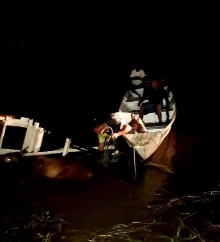 Destroços ficaram na água - Foto: Divulgação