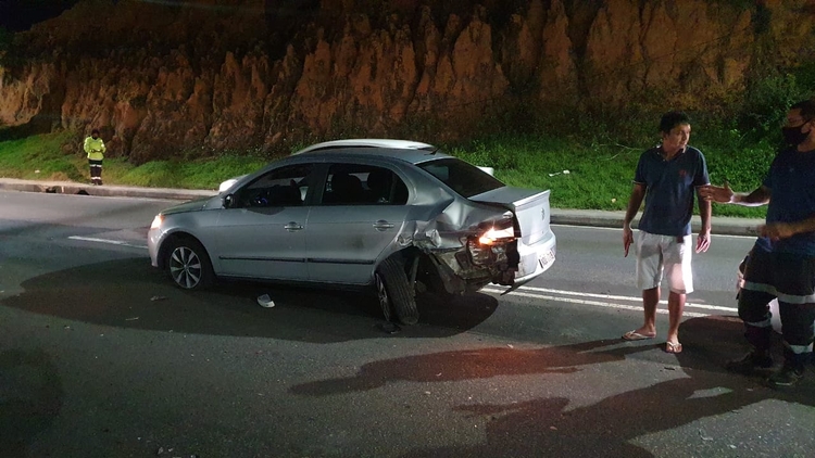 Veículo caiu no buraco e depois foi atingido por outro - Foto: Arquivo pessoal