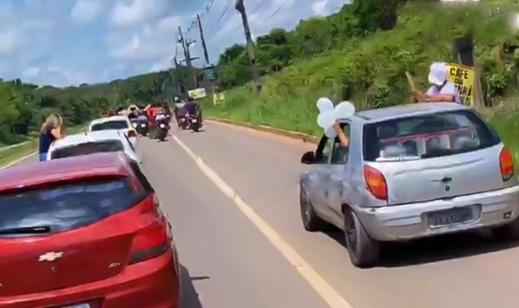 Cortejo seguiu para cemitério na AM-070 - Foto: Reprodução