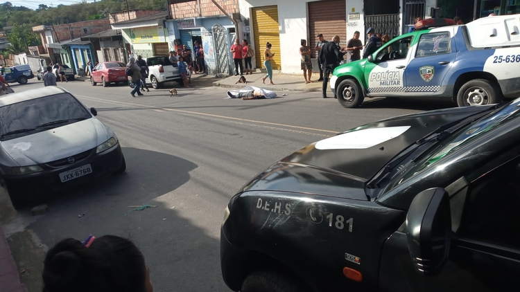 Corpo está estirado no chão - Foto: Divulgação 