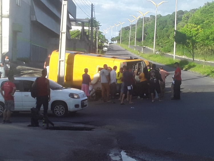Veículo foi parar do outro lado da rua - Foto: Divulgação 