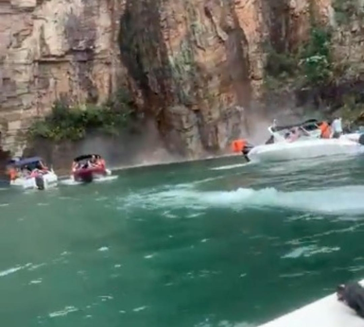 Turista registrou rocha gigante atingindo lanchas/ Foto: Reprodução