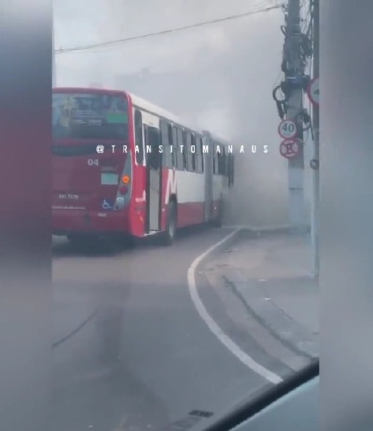 Princípio de incêndio em ônibus articulado - Imagem: Trânsito Manaus