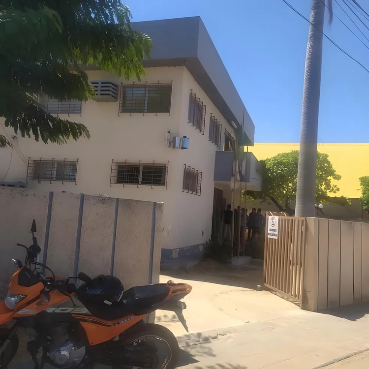 Homem é preso pela PM após tentar matar réu durante júri em São José do Belmonte — Foto: Geo Belmonte