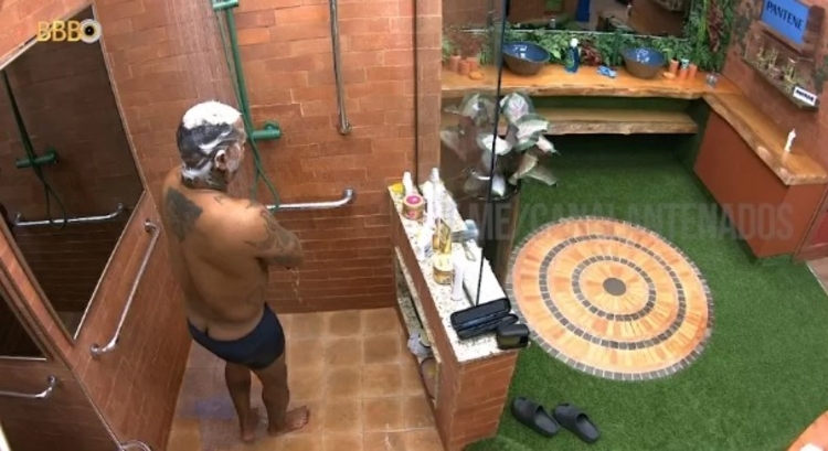 Rodriguinho no banho - Imagem: Reprodução/Twitter